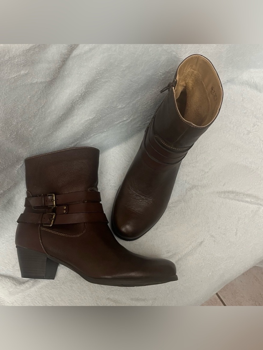 Naturalizer Katrina leather booties/ ankle boots w/ buckled straps. Brown. 10